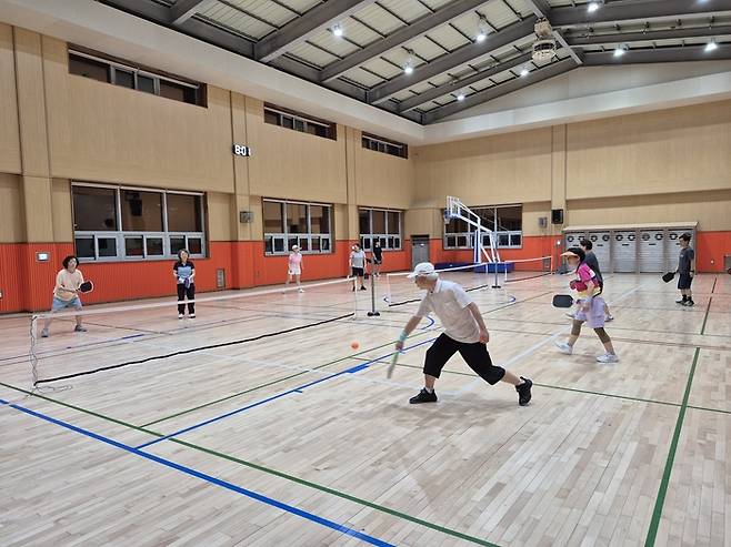 경기 성남시의 한 실내 체육구장에서 골드피클볼클럽 시니어 회원들이 피클볼을 즐기고 있다. 사진=성남골드피클볼클럽