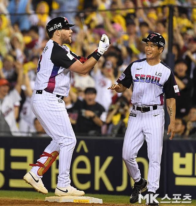 8일 오후 서울 잠실야구장에서 ‘2025 KBO리그’ 한화 이글스와 LG 트윈스의 경기가 열렸다. 7회말 2사 1,2루에서 LG 오스틴이 동점 적시타를 치고 기뻐하고 있다. 사진(잠실 서울)=천정환 기자