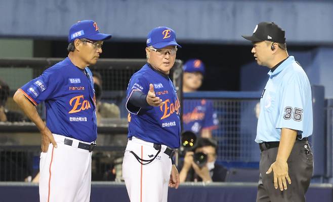 8일 서울 잠실야구장에서 열린 프로야구 한화 이글스와 LG 트윈스의 경기 7회말 2사 1, 3루에서 한화 김경문 감독(가운데)이 심판에게 어필하는 모습. 연합뉴스