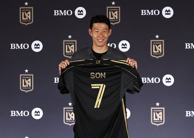 영국 프리미어리그를 떠나 미국 프로축구리그(MLS) 로스앤젤레스 FC에 입단하기로 확정한 손흥민이 7일 새 유니폼을 든 채 기념촬영을 하고 있다. 세계일보 자료사진