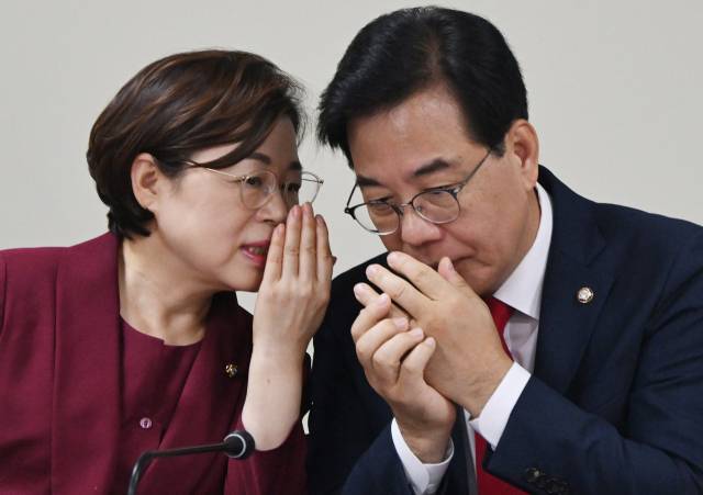 송언석(오른쪽) 국민의힘 비상대책위원장 겸 원내대표와 김정재 정책위의장이 7일 서울 여의도 국회의원회관에서 열린 2025 세제개편안 평가 및 시장 영향 분석 '이재명 정부 첫 증세안, 누구를 위한 세제개편인가?'에 참석해 대화하고 있다. 이날 간담회는 국민의힘 정책위원회와 국회 기획재정위원회 소속 의원들이 주최했다. 오승현 기자