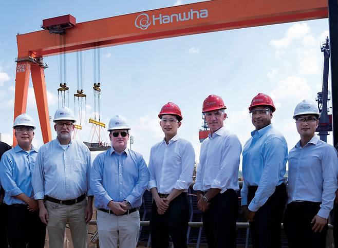 7월30일(현지시간) 미국 펜실베이니아주 필라델피아에 위치한 한화 필리조선소에서 러셀 보트 백악관 예산관리국장, 존 펠란 미국 해군성 장관, 김동관 한화 부회장(왼쪽부터)이 기념 촬영을 하고 있다. ⓒ한화 제공