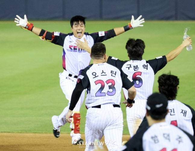 적시타로 경기를 끝낸 천성호(왼쪽)가 동료들과 기쁨을 나누고 있다. /사진=강영조 선임기자