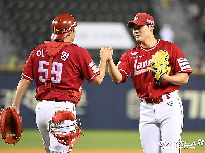 21일 오후 서울 송파구 잠실야구장에서 열린 '2024 신한 SOL Bank KBO리그' SSG 랜더스와 LG 트윈스의 경기, SSG이 선발 엘리아스의 7이닝 무실점 호투와 오태곤의 투런포에 힘입어 LG에 5:1로 승리하며 4연패에서 탈출했다. 이날 경기에서 승리한 SSG 선수들이 기뻐하고 있다. 엑스포츠뉴스 DB