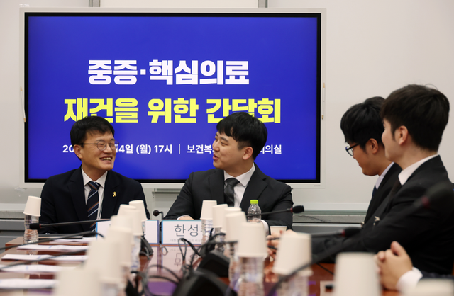 9일 정부가 의대 증원 정책에 반발해 18개월 동안 집단 사직한 전공의와 수업을 거부한 의대생들 복귀 특혜 요구 대부분을 수용해 집단행동이 마무리 수순에 들어갔지만 환자들의 목숨을 잃게 만든 집단행동에 대한 재발 방지책과 피해 보상은 없어 정부가 원칙없이 부적절하게 대응했다는 비판이 거세다. 사진은 지난 7월 14일 박주민 국회 보건복지위원장과 한성존 대한전공의협의회 비상대책위원장 등 참석자들이 서울 여의도 국회에서 열린 중증-핵심의료 재건을 위한 간담회에서 시작 전 대화를 하는 모습. /사진=뉴시스