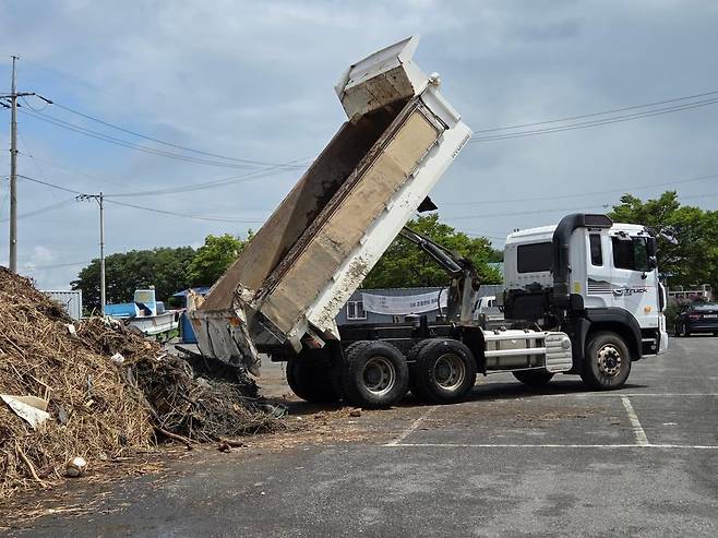 사천시 앞바다에서 수거된 쓰레기가 쌓여 있다. /사천시 제공