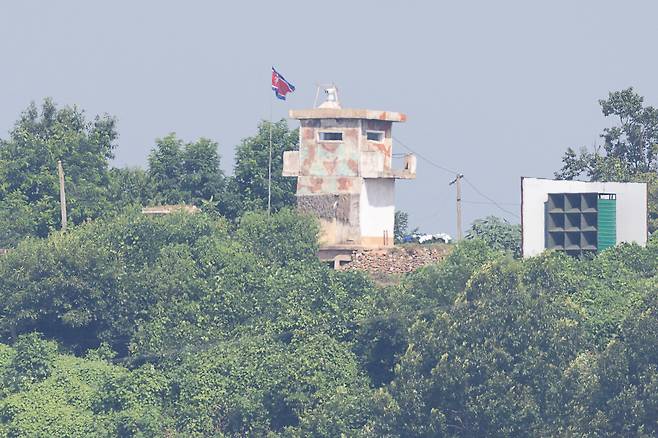 지난 5일 경기 파주시 접경 지역에서 바라본 북한 임진강변의 북한군 초소에 대남 확성기가 설치돼 있다. /연합뉴스