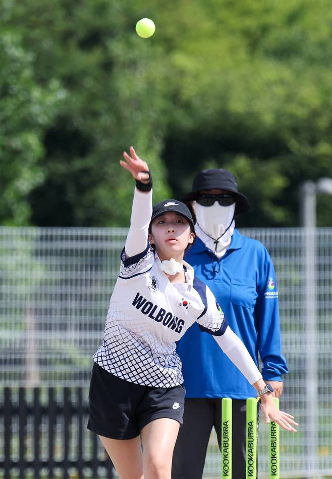 볼러로 나선 천안 월봉중의 주장인 김수아 선수가 투구를 하고 있다.