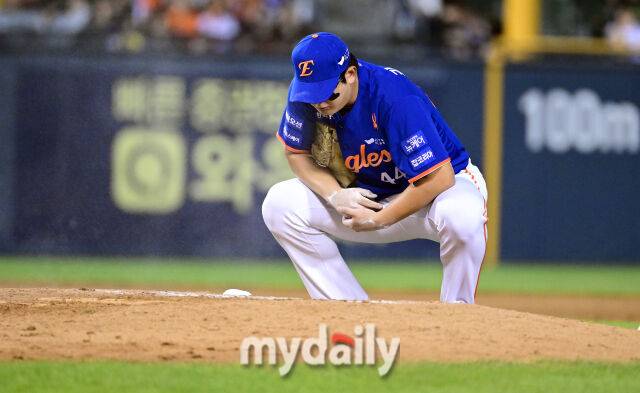 2025년 8월 8일 오후 서울 잠실구장에서 열린 '2025 신한 SOL뱅크 KBO 리그' 한화 이글스와 LG 트윈스의 경기. 한화 김서현이 9회말 2사 2루서 구원등판하고 있다./잠실 = 유진형 기자