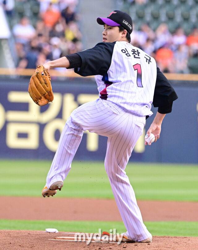 2025년 8월 8일 오후 서울 잠실구장에서 열린 '2025 신한 SOL뱅크 KBO 리그' 한화 이글스와 LG 트윈스의 경기. LG 선발투수 임찬규가 역투하고 있다./잠실 = 유진형 기자