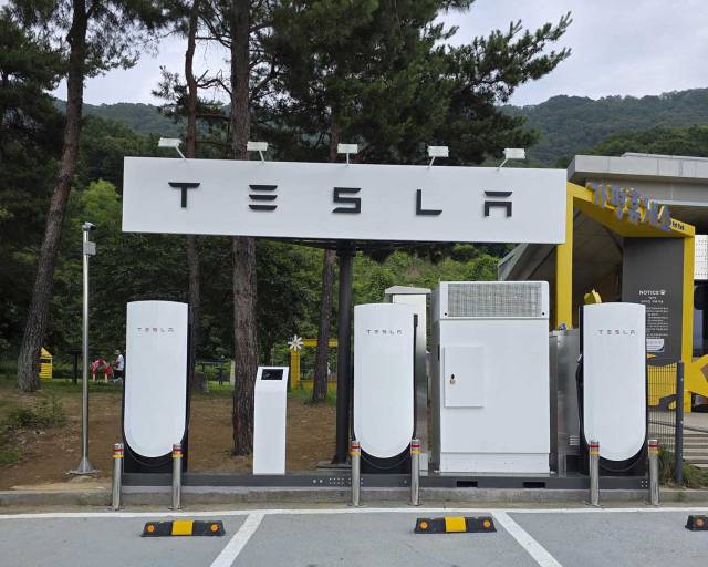 가평 휴게소에 설치된 테슬라 슈퍼차저. 사진제공=테슬라코리아