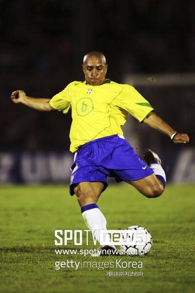 ▲ 중국 매체 '소후닷컴'은 8일(한국시간) "브라질 국가대표팀의 주전 레프트백이었던 호베르투 카를로스가 최근 한 중국 학교의 초청을 받았다. 덕분에 팬들의 관심이 쏟아졌다. 카를로스는 현역 시절 주목받았던 스타로, 왼쪽에서 맹활약하며 위협적인 공격 가담과 빈틈없는 수비로 잘 알려져 있다"라고 전했다.