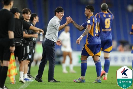 신태용(가운데) 울산HD 감독이 9일 오후 7시 30분 울산문수축구경기장에서 열린 하나은행 K리그1 2025 25라운드 경기 중 에릭과 손을 맞잡고 있다. /사진=한국프로축구연맹 제공