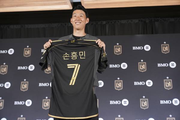손흥민이 6일(현지시간) 미국 로스앤젤레스(LA) BMO 스타디움에서 열린 LAFC 입단 기자회견에서 한글 이름이 새겨진 유니폼을 들고 포즈를 취하고 있다. 2025.8.7 /AP=연합뉴스
