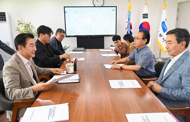 ▲ 김동근의정부시장(왼쪽)과 시관계자들이 8일 열린 마을버스업체 대표 5명과 간담회를 통해 현안을 논의하고 있다./사진=의정부시청 제공