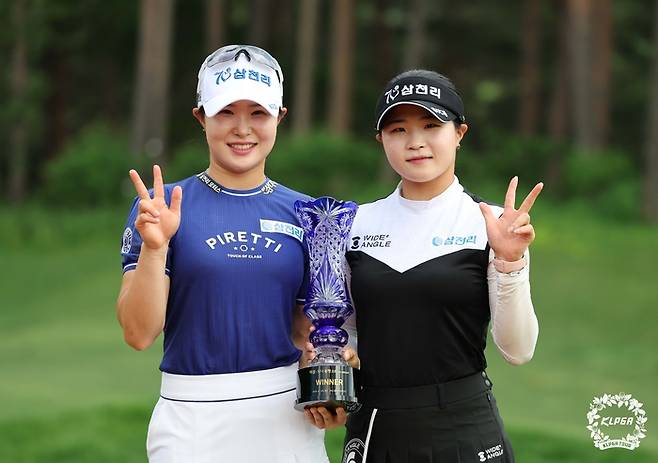 자매 골퍼인 고지우(왼쪽) 지원 자매가 6월 맥콜·모나용평 오픈에서 트로피를 사이에 두고 포즈를 취하고 있다. 사진 | KLPGA