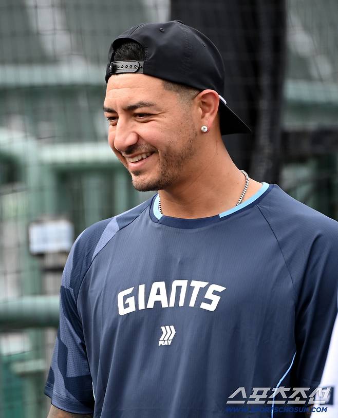 8일 부산 사직야구장에서 열린 SSG와 롯데의 경기, 롯데의 새 외국인 투수 벨라스케즈가 이야기를 나누고 있다. 부산=허상욱 기자wook@sportschosun.com/2025.08.08/