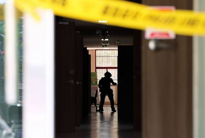 7일 광주 광산구 광주여대 평생교육원에 폭발물이 설치됐다는 의심 신고가 접수돼 경찰특공대 폭발물 처리반이 수색하고 있다. 연합뉴스