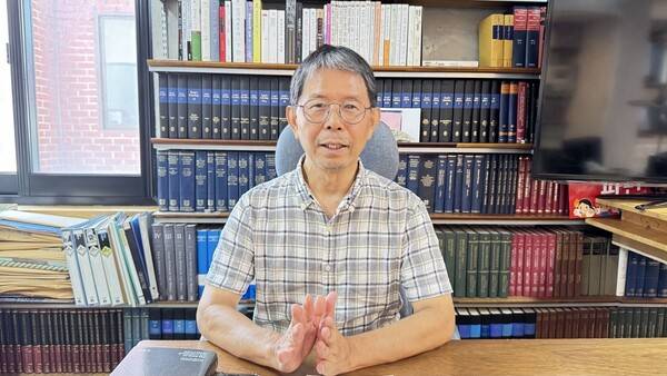 조정환 대표가 인터뷰 뒤 사진 촬영을 하고 있다. 강성만 선임기자