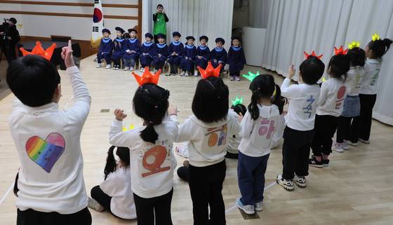 지난해 열린 부산 금정구청 어린이집 원아 졸업식 모습. 송봉근 기자
