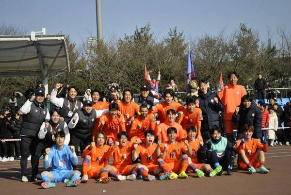 파주시민축구단이 경기 승리 후 기념촬영을 하고 있다. 파주시민축구단 제공