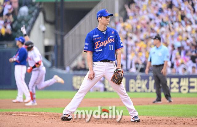 2025년 8월 9일 오후 서울 잠실구장에서 열린 '2025 신한 SOL뱅크 KBO 리그' 한화 이글스와 LG 트윈스의 경기. 한화 선발투수 엄상백이 1회말 1사 2루서 LG 오스틴에게 2점 홈런을 맞고 허탈해하고 있다./잠실 = 유진형 기자