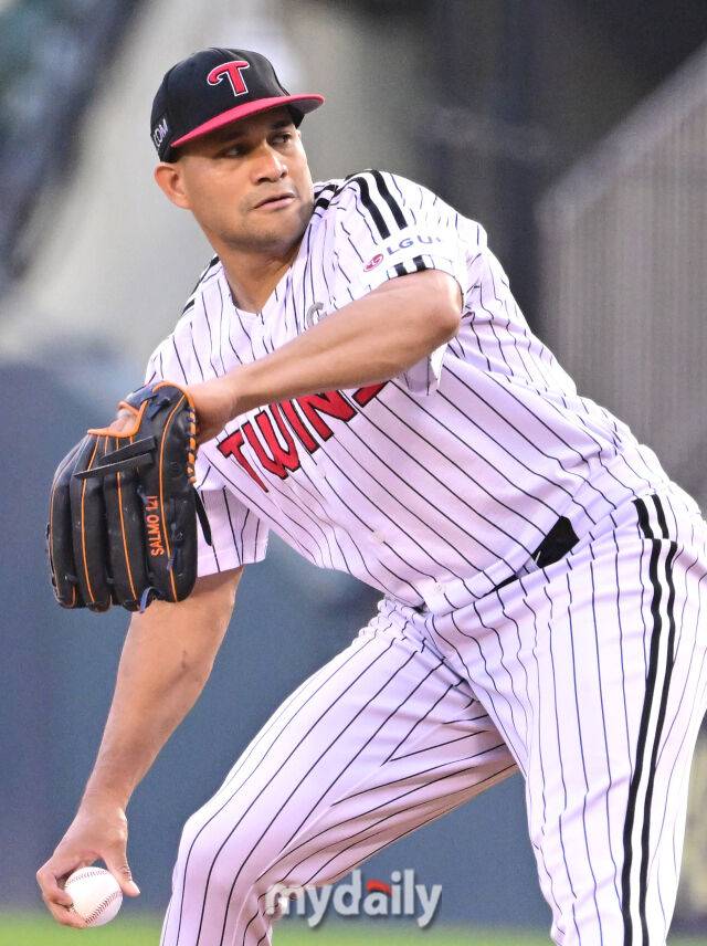 2025년 8월 9일 오후 서울 잠실구장에서 열린 '2025 신한 SOL뱅크 KBO 리그' 한화 이글스와 LG 트윈스의 경기. LG 선발투수 치리노스가 역투하고 있다./잠실 = 유진형 기자