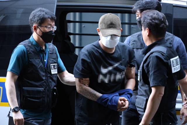 ▲5일 오전 대전 교제살인 사건 피의자 A(20대)씨가 입원 중이던 병원에서 퇴원하면서 경찰에 체포돼 대전서부경찰서로 들어서고 있다. ⓒ연합뉴스