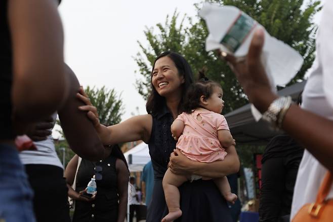 미셸 우 미국 보스턴 시장이 8월 4일(현지시간) 매타팬 지역에서 열린 ‘내셔널 나이트 아웃’ 행사에서 주민들과 인사를 나누고 있다. EPA 연합뉴스