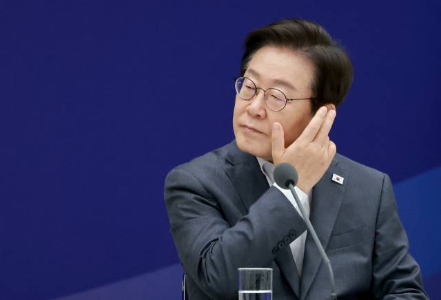 이재명 대통령이 1일 서울 용산 대통령실 청사에서 열린 전국 시도지사 간담회에서 대한민국시도지사협의회장인 유정복 인천광역시장의 발언을 들으며 생각에 잠겨 있다. 연합뉴스