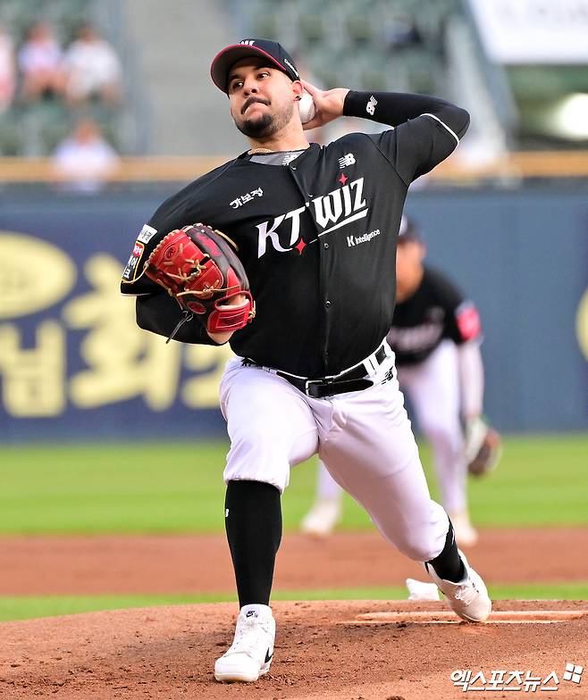 KT 위즈 선발투수 엔마누엘 데 헤이수스가 올해 정규시즌 경기에 등판해 투구하고 있다. 엑스포츠뉴스 DB