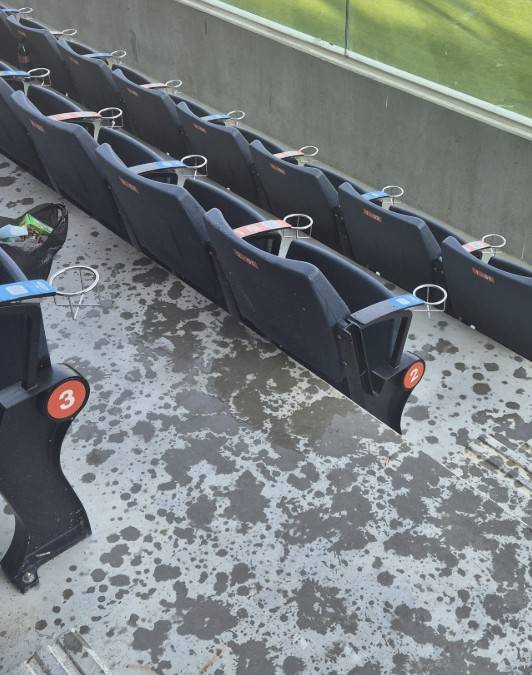 관중석에 떨어지는 수영장 물