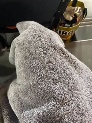 관중석에 물이 떨어지자 구장에서 준 수건