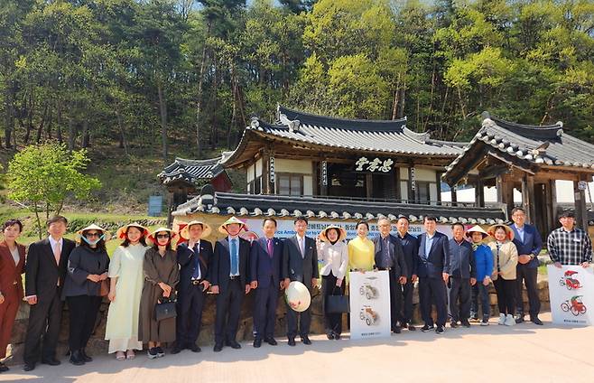지난 4월 주한 베트남 부대사 일행이 봉화군 봉성면 창평리에 위치한 충효당을 방문해 기념촬영을 하고 있다. 영남일보DB