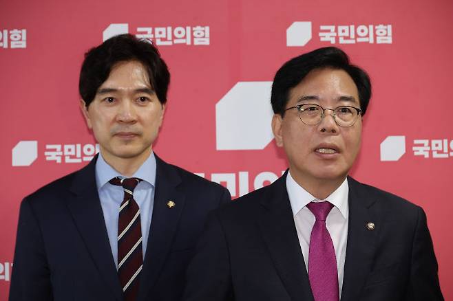 국민의힘 송언석 비상대책위원장 겸 원내대표(오른쪽)가 11일 서울 여의도 국회에서 조국혁신당 조국 전 대표 등에 대한 광복절 특별사면 발표와 관련해 취재진 앞에서 발언하고 있다.(사진= 연합뉴스)