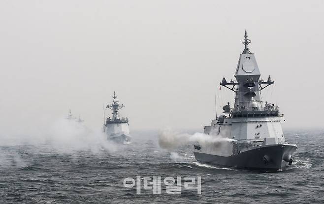 지난 3월 서해상에서 진행된 제10회 서해수호의 날 계기 해상기동훈련에서 최신예 호위함 충남함(맨 앞) 등이 사격을 하고 있다. 충남함급부터 4면 고정형 능동 전자주사식 위상배열(AESA) 레이더가 탑재됐으며 이를 지원하는 전투체계가 적용됐다. 더 진화한 버전이 KDDX에 탑재될 예정이다. (사진=HD현대중공업)