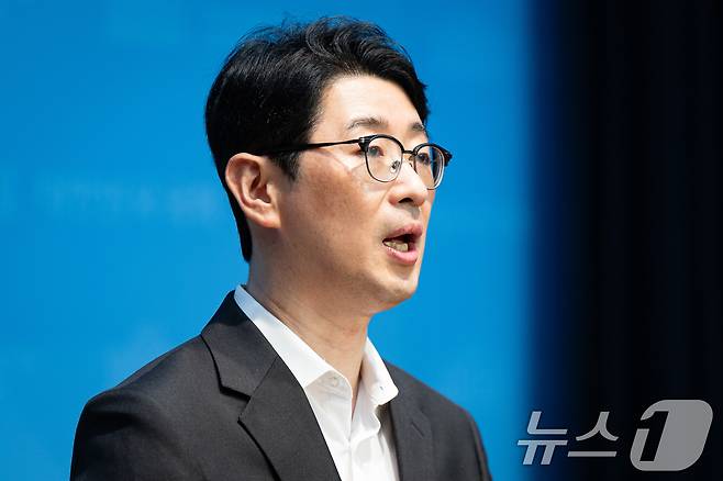 국민의힘 당대표에 출마한 주진우 의원이 7일 서울 여의도 국회 소통관에서 '주식 차명거래 의혹' 이춘석 더불어민주당 의원에 대한 특검법 발의 기자회견을 하고 있다. 2025.8.7/뉴스1 ⓒ News1 유승관 기자