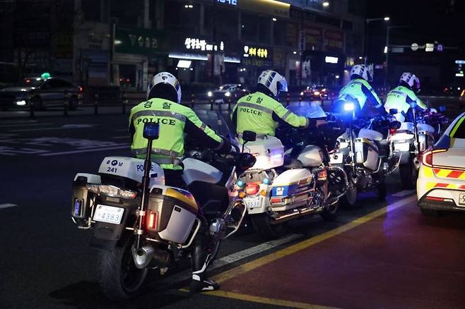 삼일절인 지난 3월1일 오전 천안 동남구 신부동 일대에 폭주 행위가 벌어진 가운데 경찰이 단속에 나서고 있다. 연합뉴스