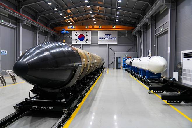 이노스페이스 우주발사체 '한빛-나노'(왼쪽)와 한빛 TLV./이노스페이스