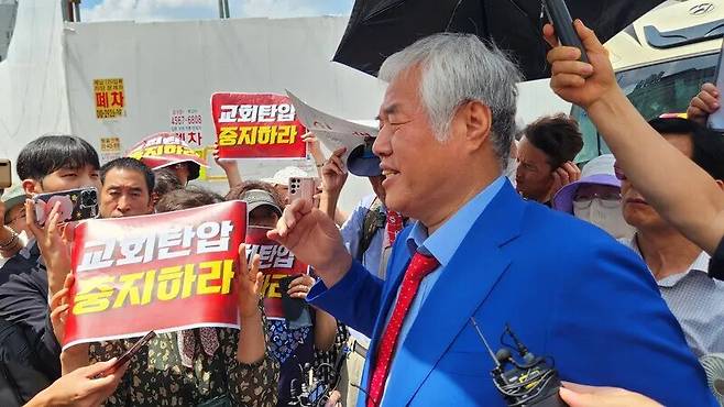 지난 5일 압수수색이 진행 중인 사랑제일교회 앞에서 전광훈 목사가 취재진에게 발언하고 있다. 장종우 기자