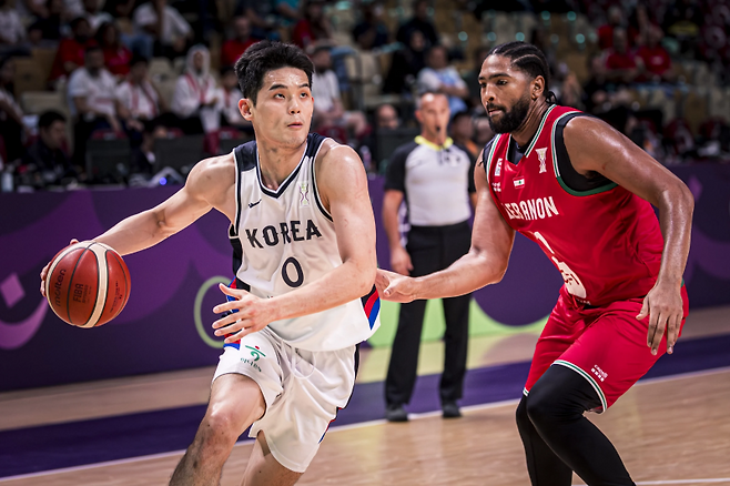 11일 킹 압둘라 스포츠시티에서 열린 한국과 레바논의 2025 FIBA 아시아컵 조별리그 A조 최종전. 대표팀 하윤기가 로슨 앞에서 돌파를 시도하고 있다. 사진=FIBA