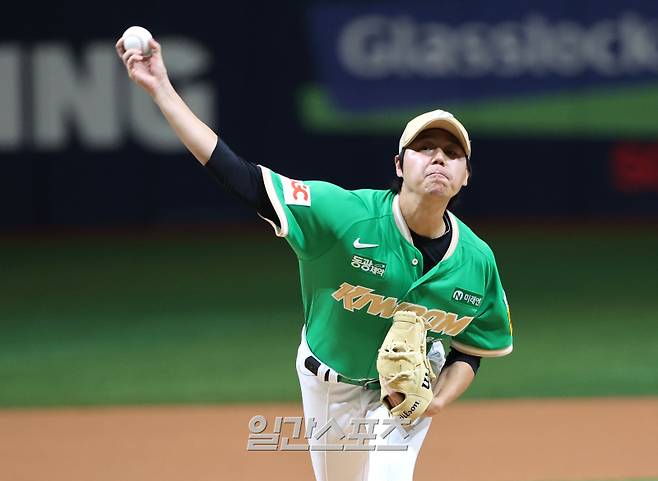 2025 KBO리그 프로야구 키움히어로즈와 두산베어스의 경기가 10일 오후 서울 고척스카이돔에서 열렸다. 키움 선발 하영민이 등판해 공을 던지고 있다. 고척=김민규 기자 mgkim1@edaily.co.kr /2025.08.10/