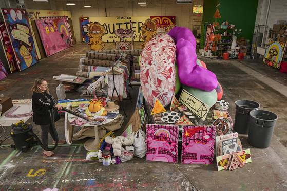 캔버스 위에 물을 뿌리고, 물감이 흘러내리고 서로의 색이 엉켜가며 자유로운 붓질을 통해 작품을 완성한다. ⓒ Photo Credit: Wil Driscoll / Courtesy of UNC Gallery, 2025