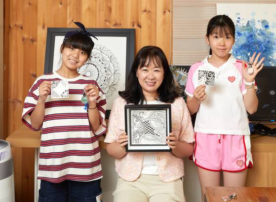 한연숙 공인젠탱글교사(가운데)는 고가람(왼쪽)·황지인 학생모델에게 “젠탱글은 마음이 힘들거나 고민 있거나 생각이 많아 복잡할 때 하면 좋다”고 추천했다.