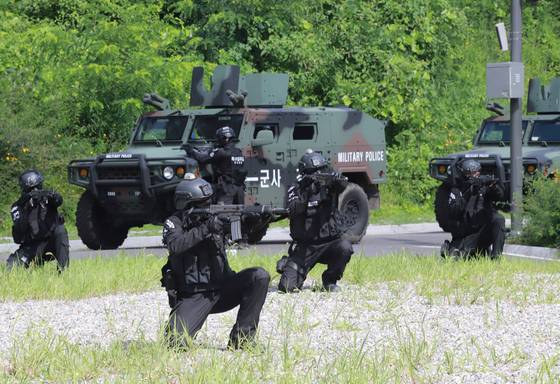 육군 수도군단 군사경찰단 특수임무대 대원들이 7월 23일 인천 서구에 위치한 도시지역전투훈련장에서 진행된 군사경찰 특임대 집체훈련에서 대테러 초동조치 훈련을 하고 있다. 이번 훈련에는 군단 군사경찰단과 17사단, 51사단, 55사단 군사경찰대대 등 군단 및 예하 특수임무대 장병 백여명이 참가했다. 연합뉴스