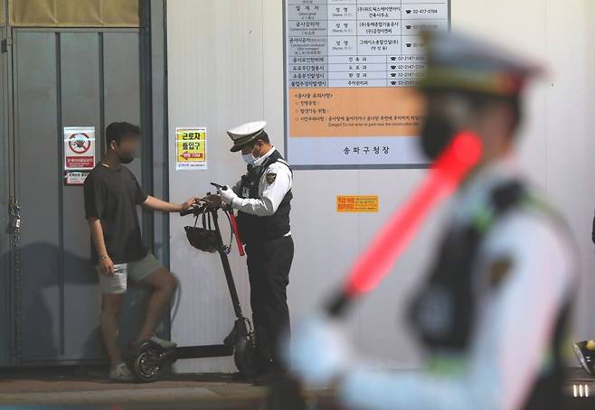 2022년 5월 30일 서울 송파구 방이삼거리에서 경찰이 이륜차 준법운행과 사고예방을 위한 집중단속을 실시하고 있다. 뉴시스