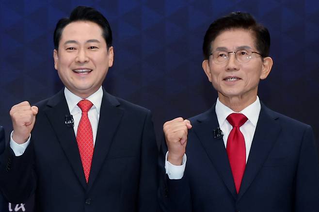 김문수, 장동혁 국민의힘 당대표 후보가 11일 조국 전 조국혁신당 대표 등 정부의 특사 결정에 대해 "정권 몰락의 서막이 될 것"이라고 비판했다. 사진은 지난 10일 장동혁(왼쪽), 김문수 국민의힘 당대표 후보가 서울 종로구 광화문 채널A스튜디오에서 '국민의힘 8·22 전당대회' 방송토론회 시작 전 기념촬영을 하고 있는 모습. /사진=뉴시스(국회사진기자단)