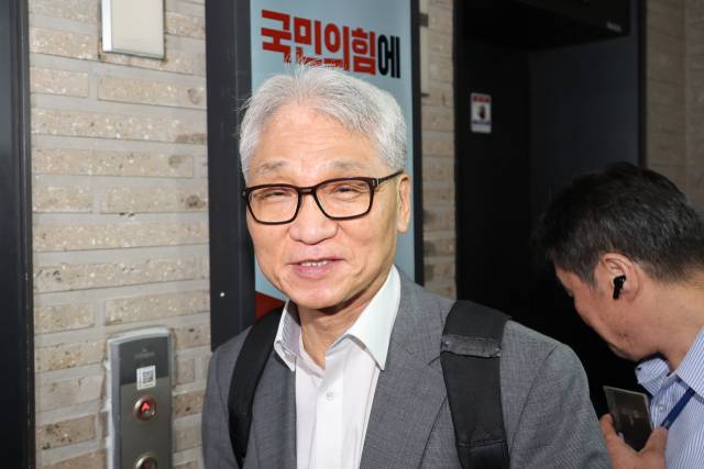 ▲국민의힘 여상원 중앙윤리위원회 위원장이 11일 전한길 씨에 대한 징계 여부를 논의하기 위해 열리는 중앙윤리위원회의를 주재하기 서울 여의도 당사로 들어서며 취재진 질문에 답하고 있다. ⓒ연합뉴스