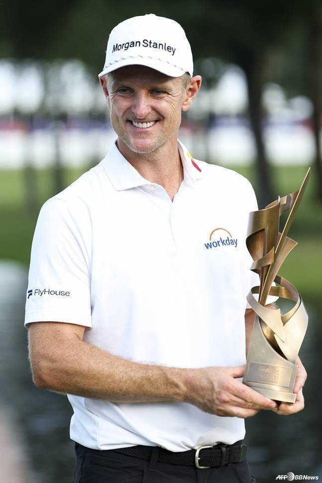 저스틴 로즈가 11일(한국시간) 미국 테네시주 멤피스 TPC 사우스윈드에서 열린 플레이오프(PO) 1차전 세인트주드 챔피언십에서 우승을 차지한 뒤 트로피를 들어보이고 있다. /AFPBBNews=뉴스1