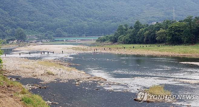 계속되는 실종자 수색 작업 (가평=연합뉴스) 김병만 기자 = 1일 경기도 가평군 집중호우 피해 현장에서 소방대원들이 실종자 수색 작업을 계속하고 있다. 2025.8.1 kimb01@yna.co.kr